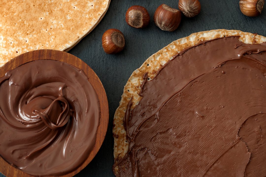 piadina con nutella spalmata e nocciole fresche